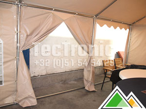 Tente de réception 4x8m avec paroi latérale aveugle (en PVC) avec une fermeture éclair au milieu