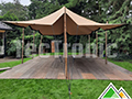 Grâce aux poteaux en bois et les couleurs neutres, la tente s'intègre parfaitement à l'environnement