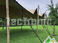 Grâce au matériel de fixation solide, cette tente stretch peut rester dehors pendant des longues périodes