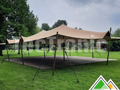 Une tente nomade est flexible et peut être placée entre des installations ou des bâtiments existants.
