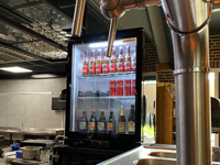 Ce réfrigérateur sera élégant sur n'importe quel bar