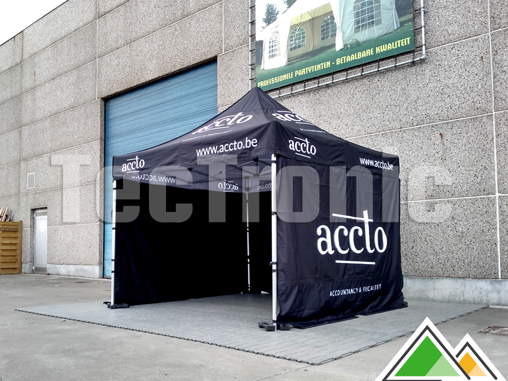 Accto a choisi une tente pliante en couleur noire avec une impression en blanche.