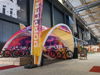 Une tente gonflable peut également parfaitement servir pour des activités en intérieur, comme cette tente de Doppler.Bike