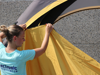 Attacher l'auvent avec des fermetures éclair