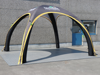 Tente gonflable 4x4 montée sans auvent ni parois latérales