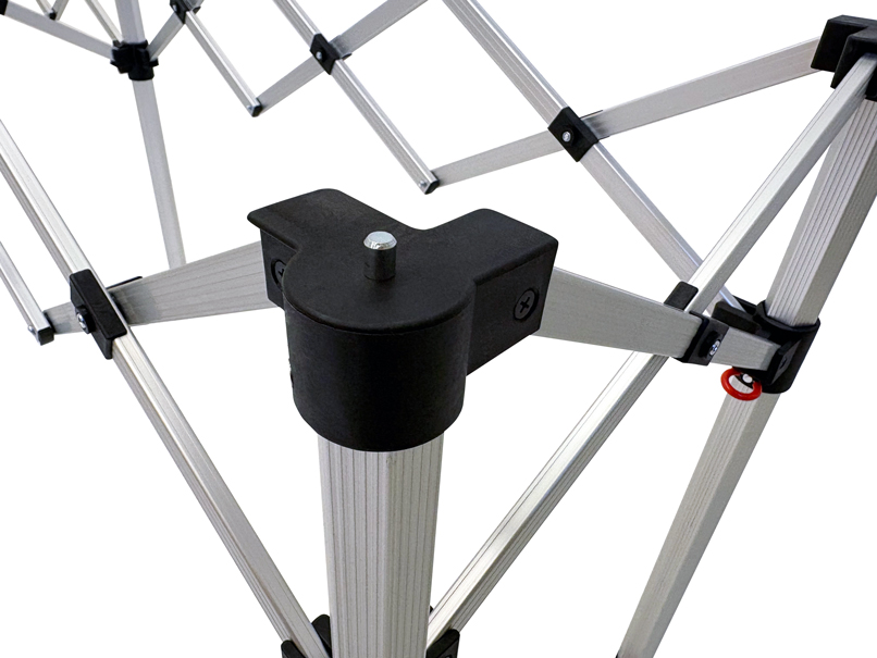 Vous fixez le plateau sur le châssis pliable