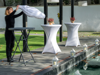 Table mange-debout très belle avec une housse stretch