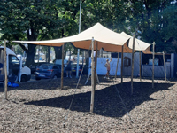 Grâce au matériel de fixation solide, cette tente stretch peut rester dehors pendant des longues périodes