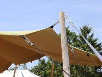 Acheter une tente stretch aux poteaux en bois