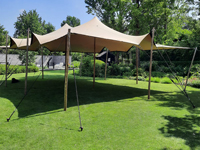Acheter une tente stretch aux poteaux en bois