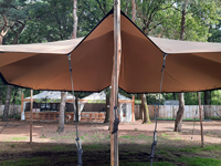 Une tente nomade est flexible et peut être montée entre des plantations (ou des bâtiments) existantes