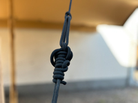 Fixation de votre tente extensible à l'aide de cordes de tension.