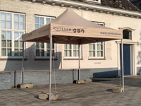 Impression d'une tente pliante 3x3 PVC massif beige sur les 4 bords du toit pour la Commune d'Ichtegem