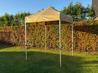 Tente pliante 2x2 Solid 40 avec 3 hauteurs, ici au 2ᵉ niveau