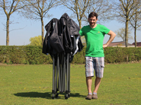 La construction pliée mesure 1,6m et est facile à manier