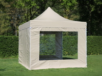 Vous fixez les parois entre elles avec des fermetures éclair, pour un ensemble coupe-vent