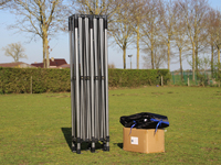 La construction, la bâche de toit et toutes les parois latérales incluses