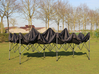 Une fois que vous avez mis la bâche de toit sur la construction, vous pouvez la laisser au-dessus