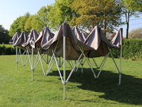 Tente pliante de 4x8 mètres avec la structure ouverte à moitié
