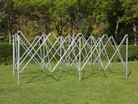 Tente pliante de 4x8 mètres avec la structure ouverte à moitié