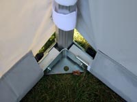 Voux fixez l'armature de sol à la construction pliante avec des pinces