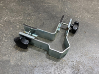 Détail: pince d'angle et les boutons à vis