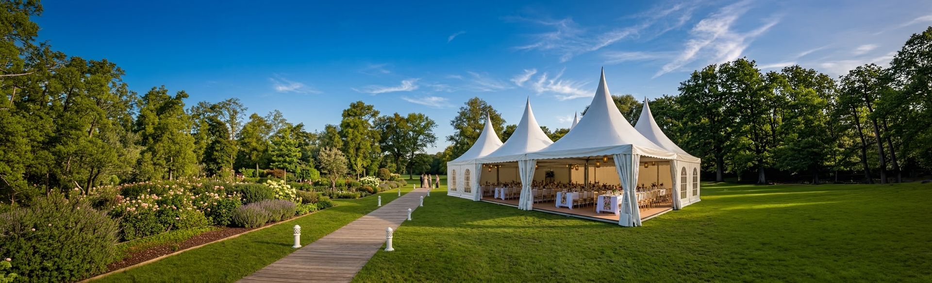 Tentes pagodes TecTronic utilisées comme tentes de réception dans un grand jardin