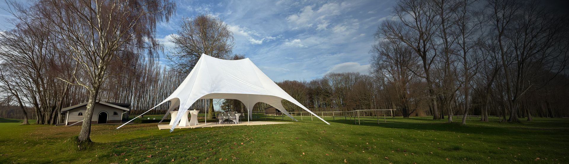 Tente étoile TecTronic avec plancher, mange-debout, table de buffet et chaises