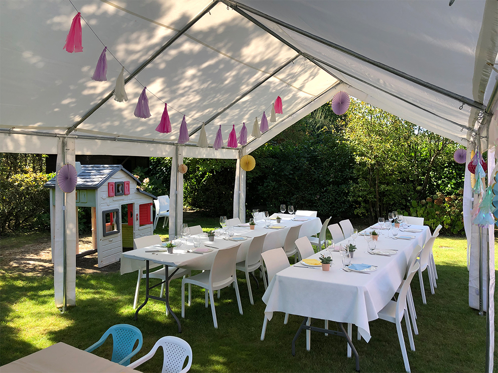 Tente de fête blanche décorée pour une fête