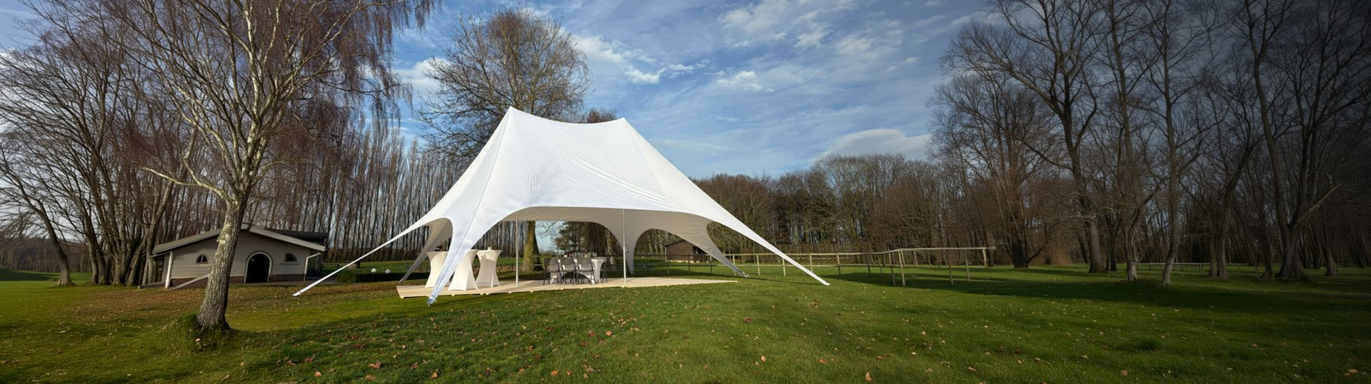 Tente étoile TecTronic avec plancher, mange-debout, table de buffet et chaises
