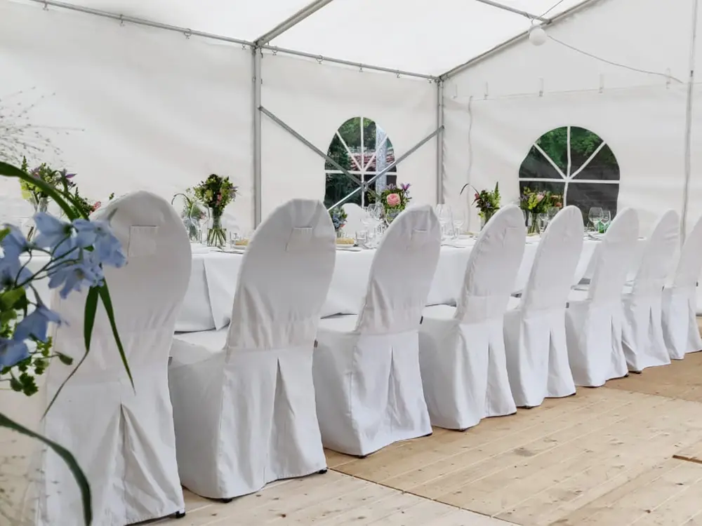 Mooi ingerichte kadertent met stijlvolle tafels en stoelen