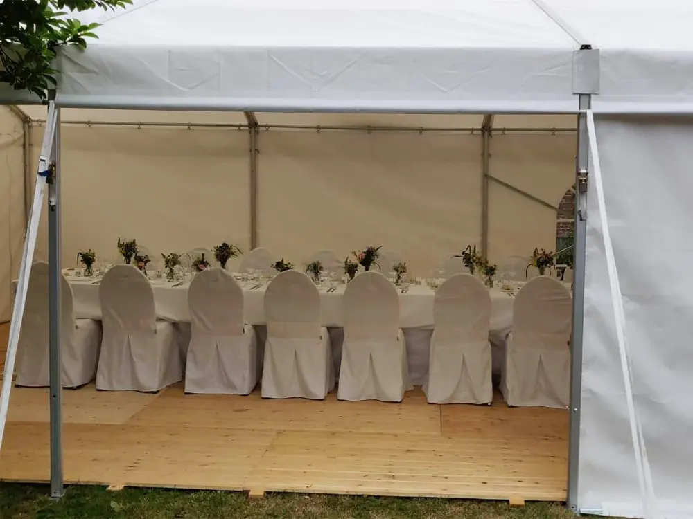 Witte kadertent in gebruik (bruiloft)