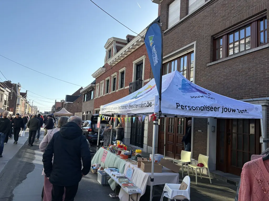 Met deze beachflag voor vouwtent valt je merk goed op.