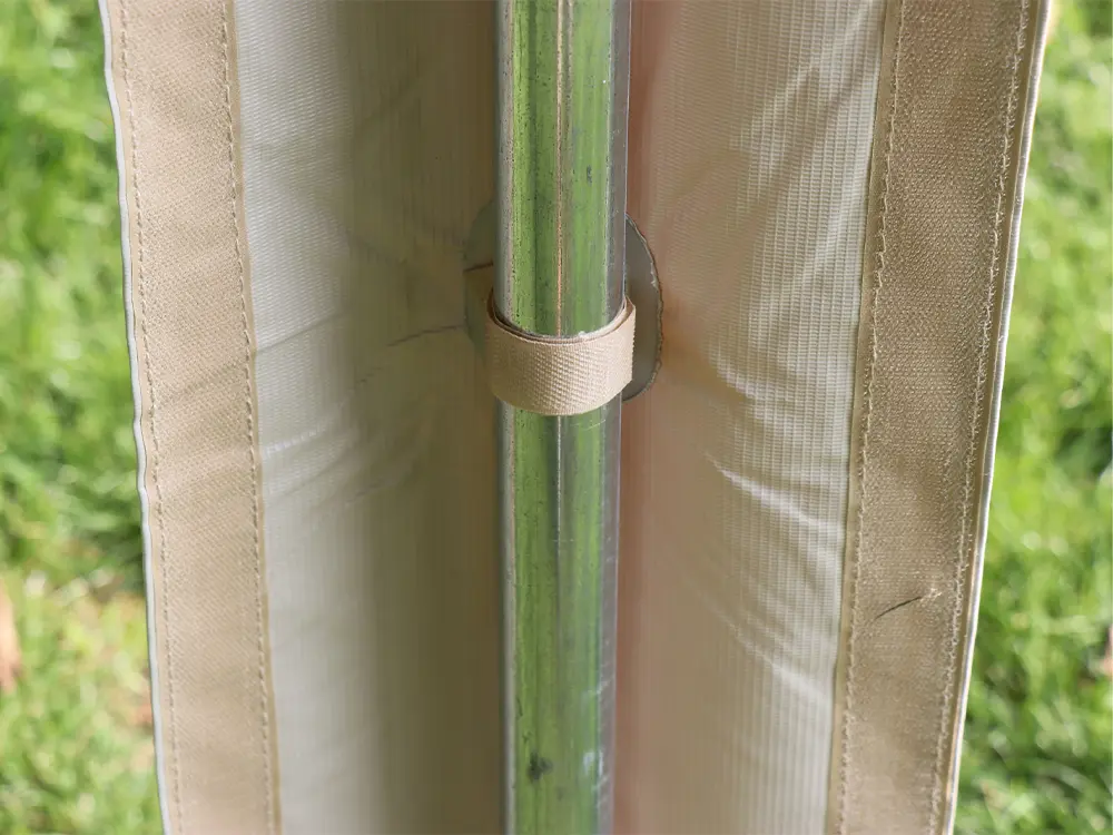 Velcrostroken rond de staanders van een 3x3 partytent