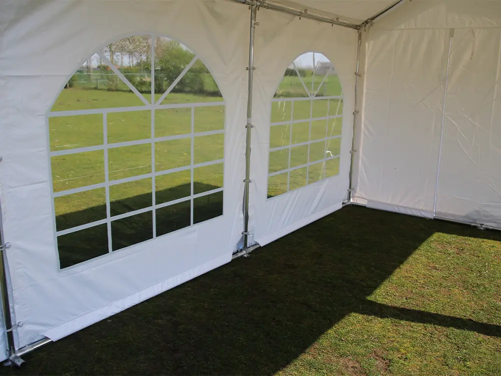 Zijwanden in pvc met grote, mooie kerkramen