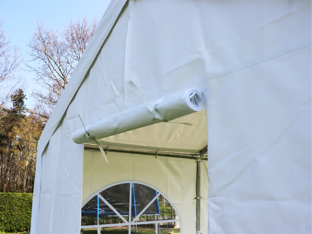 Kopse zijwand met oprolbare deur in zwaar pvc