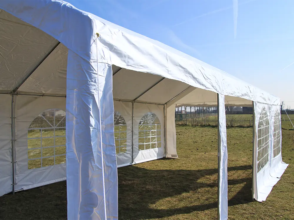 Elke zijwand wordt zowel aan het frame als aan de pootflappen van het dak bevestigd