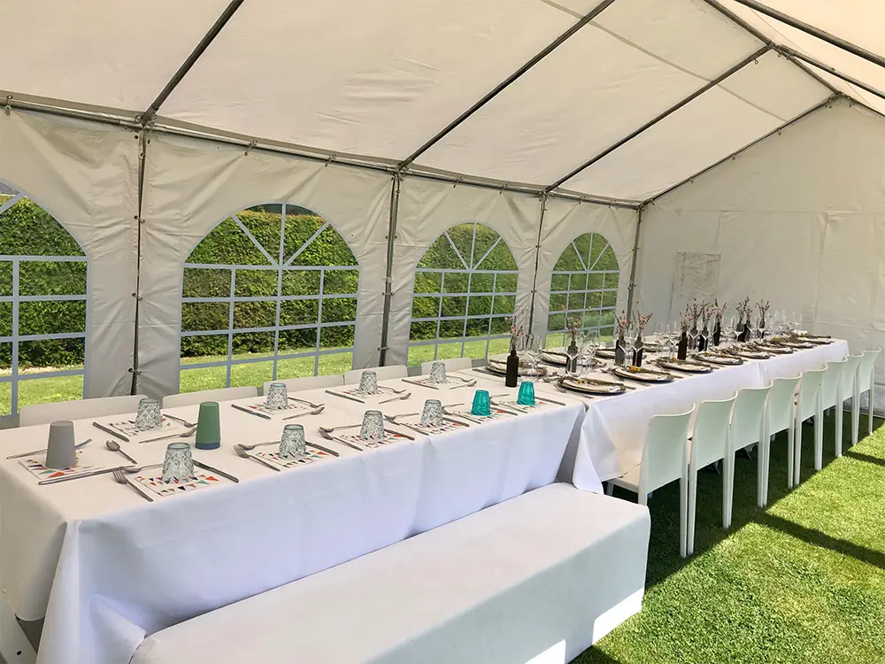 In een tent van 4x8 meter plaatst u 1 tot 2 rijen tafels